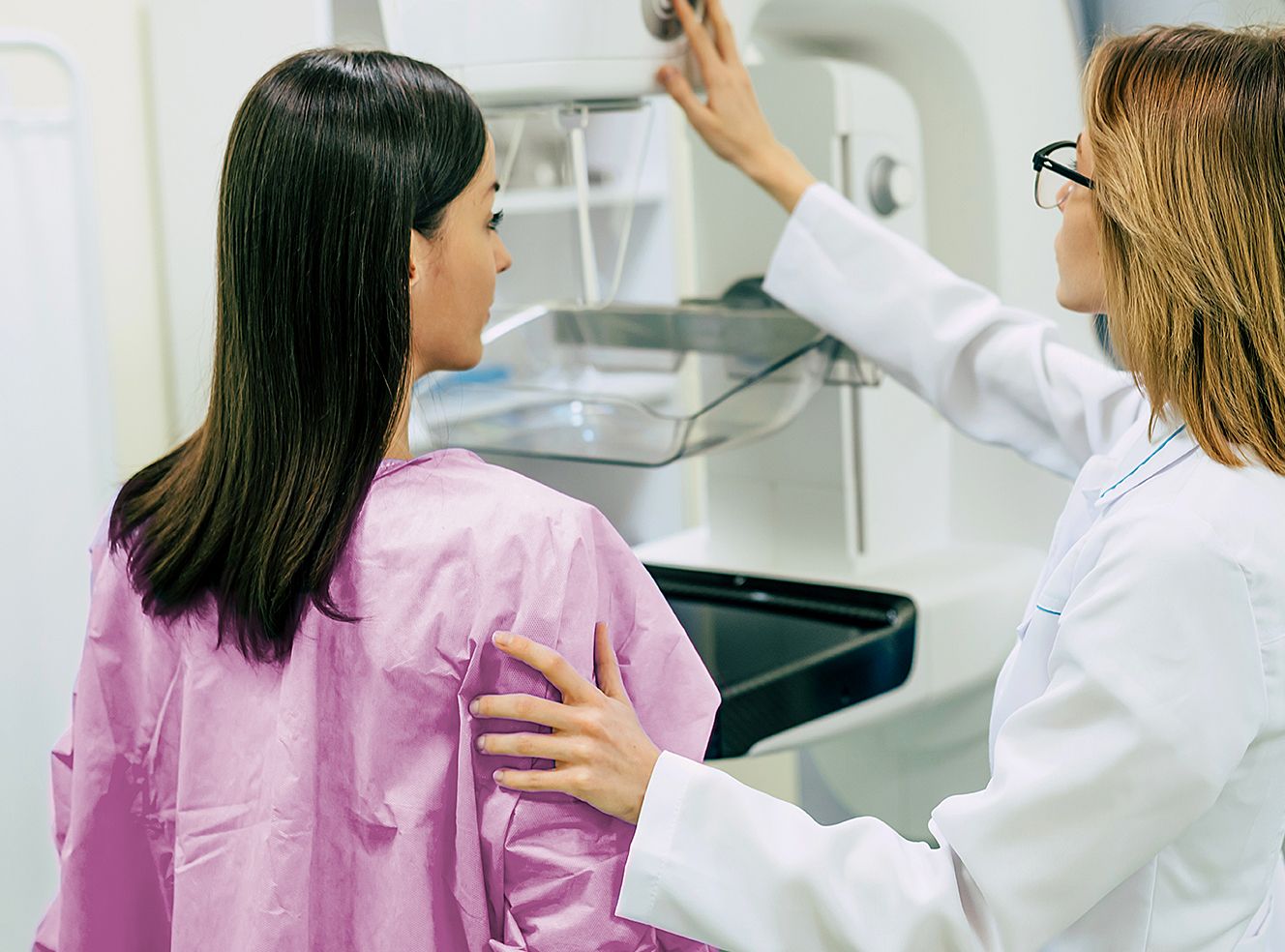 woman gets a screening mammogram