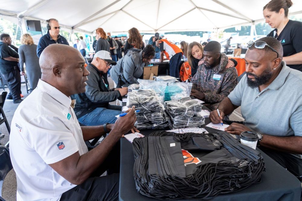 Bengals players visit cancer patient